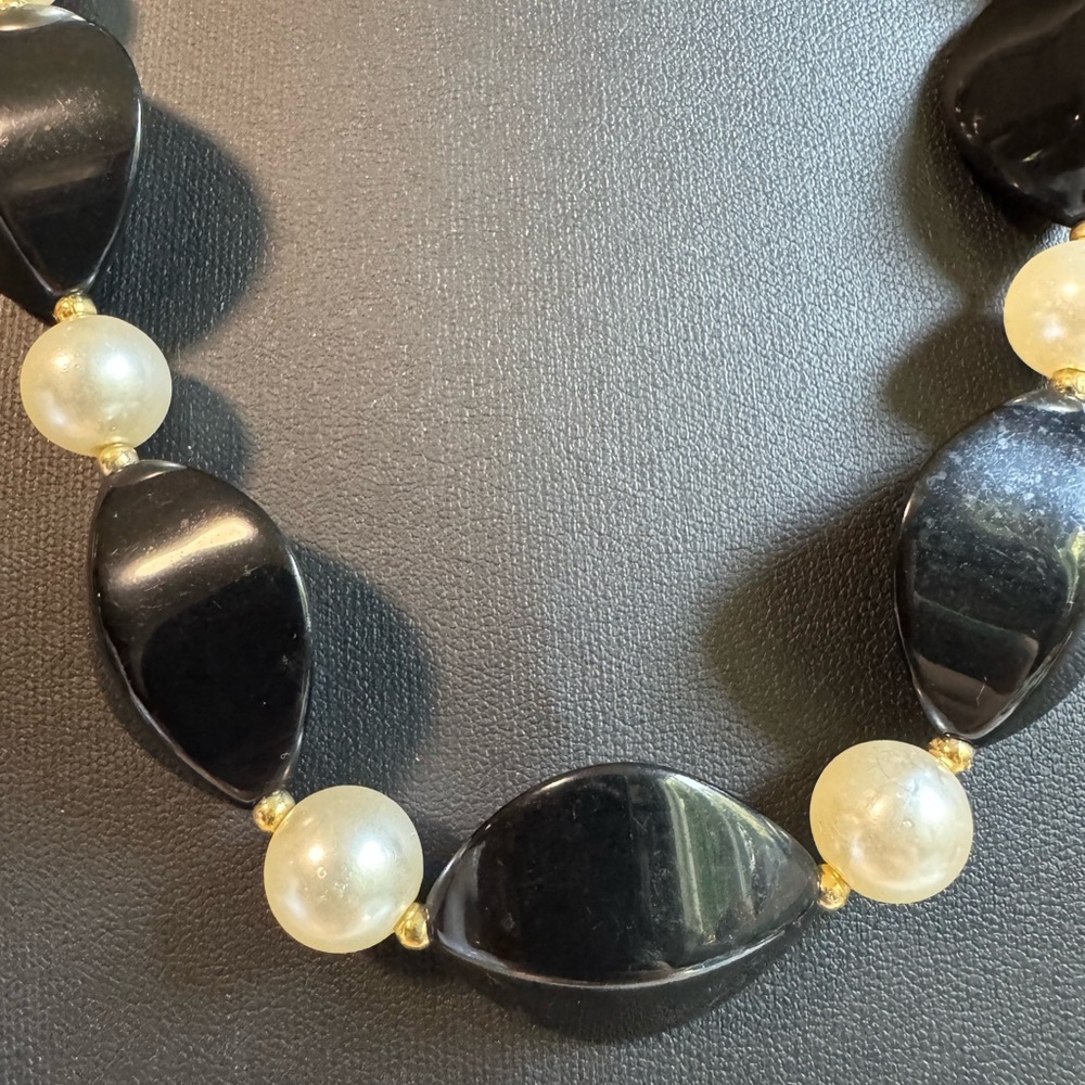 🫟3/$25🫟 Vintage faux pearl and black beads necklace. - Picture 2 of 5